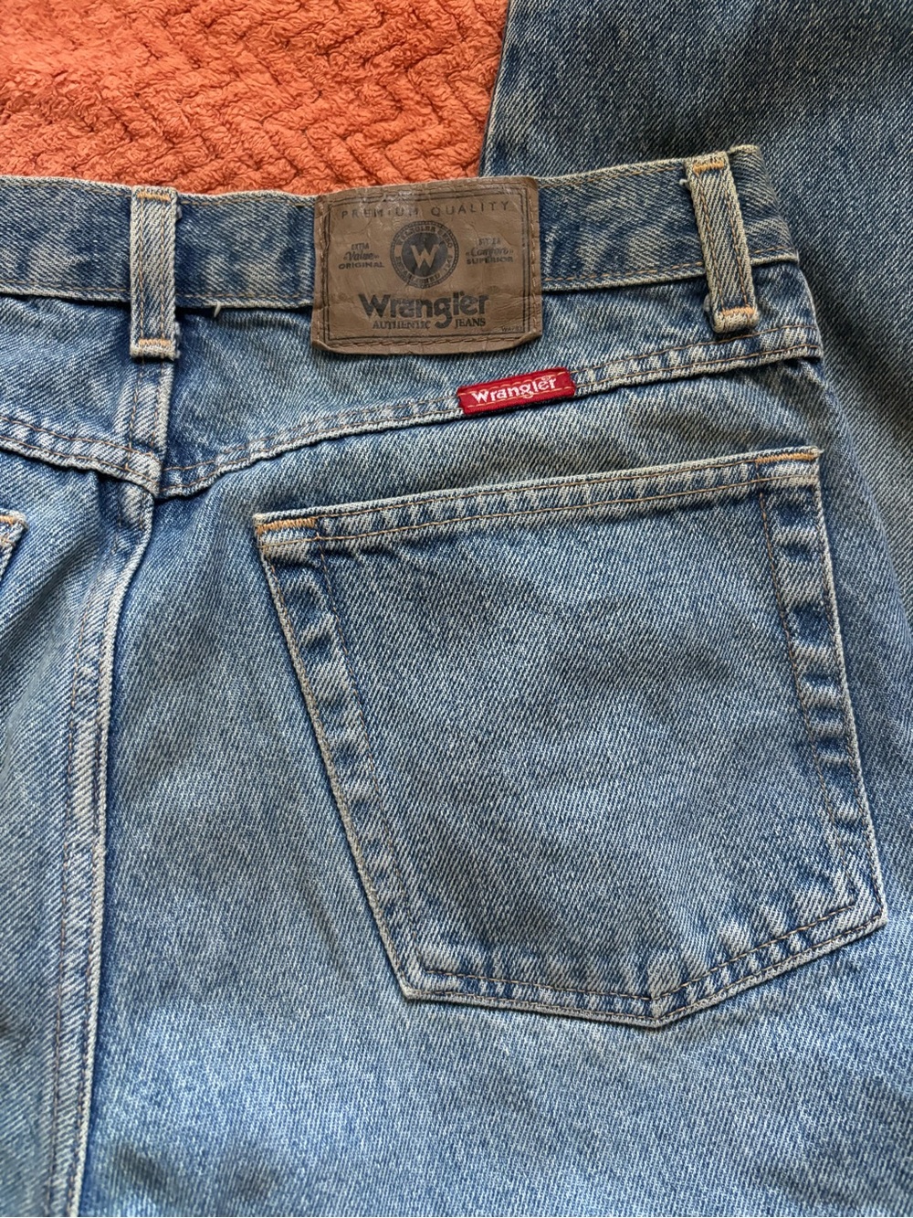 Wrangler Men's Relaxed Light Blue Denim Jeans with 32x30